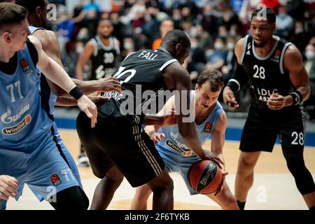 SANKT PETERSBURG, RUSSLAND - 2. APRIL: Moustapha Sturz von LDLC ASVEL Villeurbanne und Kevin Pangos von BC Zenit während des Euroleague Basketball Spiels betwe Stockfoto