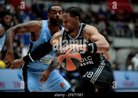 SANKT PETERSBURG, RUSSLAND - APRIL 2: K.C. Flüsse von BC Zenit und Guerschon Yabusele von LDLC ASVEL Villeurbanne während des Euroleague Basketballspiels Be Stockfoto