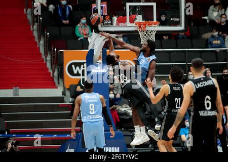 SANKT PETERSBURG, RUSSLAND - 2. APRIL: David Lighty JR von LDLC ASVEL Villeurbanne und Alex Poythress von BC Zenit während des Euroleague Basketballspiels Be Stockfoto