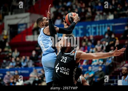 SANKT PETERSBURG, RUSSLAND - 2. APRIL: Austin Hollins von BC Zenit und David Lighty JR von LDLC ASVEL Villeurbanne während des Euroleague Basketballspiels Be Stockfoto