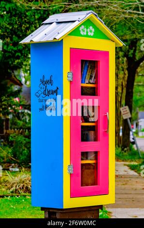 A Little Free Library steht an einer Straßenecke, 30. März 2021, in Mobile, Alabama. Stockfoto