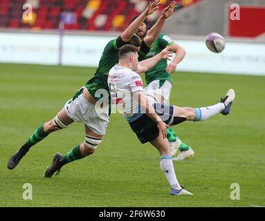 BRENTFORD, ENGLAND - APRIL 02:L-R Rob Simmons aus London Irish und Tomos Williams aus Cardiff Blues treten am 02. April 2021 beim European Champions Cup zwischen London Irish und Cardiff Blues im Brentford Community Stadium, Brentford, Großbritannien, auf.Quelle: Action Foto Sport/Alamy Live News Stockfoto