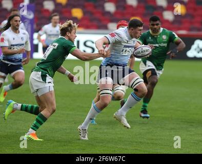 BRENTFORD, ENGLAND - 02. APRIL: SEB Davies von Cardiff Blues hält von Ollie Hassell-Collins von London Irish während des European Champions Cup zwischen London Irish und Cardiff Blues im Brentford Community Stadium, Brentford, UK am 02. April 2021 Credit: Action Foto Sport/Alamy Live News Stockfoto