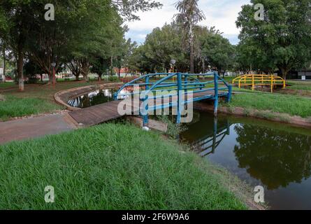 Cassilandia, Mato Grosso do Sul, Brasilien - 04 01 2021: Offener Wanderplatz Platz Elza Vendrame mit grüner Vegetation Stockfoto