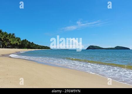 Ein weiterer Tag im Paradies... Blick auf den Strand und die Insel in Palm Cove, Cairns Queensland Australien Stockfoto