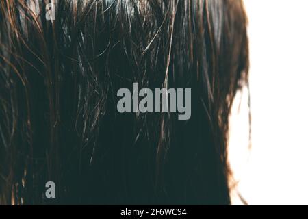 Kopfansicht einer Frau mit langen nassen Haaren nach hinten Baden Stockfoto