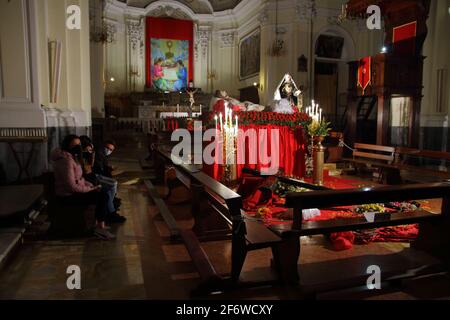 Karfreitag ist der Freitag vor christlichem Ostern. An diesem Tag gedenken Christen der Passion und Kreuzigung Jesu Christi. Dieser Jahrestag wird von den Gläubigen vieler christlicher Konfessionen mit besonderen Praktiken und Riten begangen. Im Inneren der Kirche des Leibes Christi werden den Gläubigen die alten Statuen des toten Christus und der schmerzhaften Jungfrau zum Gebet vor der Schließung der Kirchen bis Ostern gezeigt. Die Pandemie von Covid-19 in diesem Jahr verhindert die traditionellen Prozessionen auf dem Kreuzweg. (Foto von Pasquale Senatore/Pacific Press) Stockfoto