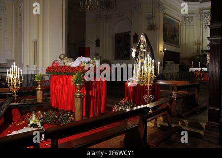 Karfreitag ist der Freitag vor christlichem Ostern. An diesem Tag gedenken Christen der Passion und Kreuzigung Jesu Christi. Dieser Jahrestag wird von den Gläubigen vieler christlicher Konfessionen mit besonderen Praktiken und Riten begangen. Im Inneren der Kirche des Leibes Christi werden den Gläubigen die alten Statuen des toten Christus und der schmerzhaften Jungfrau zum Gebet vor der Schließung der Kirchen bis Ostern gezeigt. Die Pandemie von Covid-19 in diesem Jahr verhindert die traditionellen Prozessionen auf dem Kreuzweg. (Foto von Pasquale Senatore/Pacific Press) Stockfoto