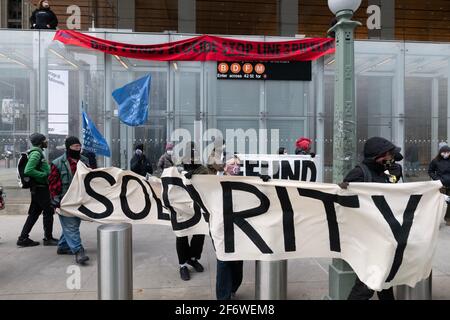 New York, New York, USA. April 2021. Demonstranten marschieren gegen Bankenkonzerne wie die Bank of American, Citi Bank, Chase Bank und Wells Fargo wegen der Finanzierung der Line 3 Pipeline während eines Protestes in New York. Die Pipeline-Erweiterung der Linie 3 würde fast eine Million Barrel Teersand pro Tag von Alberta, Kanada, nach Superior, Wisconsin bringen, sagten Beamte. Kredit: Brian Branch Price/ZUMA Wire/Alamy Live Nachrichten Stockfoto