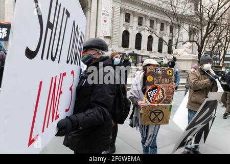 New York, New York, USA. April 2021. Demonstranten marschieren gegen Bankenkonzerne wie die Bank of American, Citi Bank, Chase Bank und Wells Fargo wegen der Finanzierung der Line 3 Pipeline während eines Protestes in New York. Die Pipeline-Erweiterung der Linie 3 würde fast eine Million Barrel Teersand pro Tag von Alberta, Kanada, nach Superior, Wisconsin bringen, sagten Beamte. Kredit: Brian Branch Price/ZUMA Wire/Alamy Live Nachrichten Stockfoto