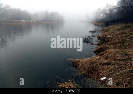 Der Grand River in Waterloo, Ontario, bedeckt von einem Nebel. Stockfoto