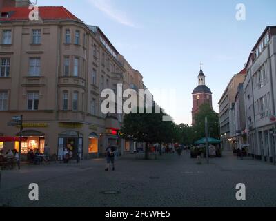 Carl-Schurz-Straße in Berlin-Spandau mit Blick auf die Nikolaikirche Stockfoto