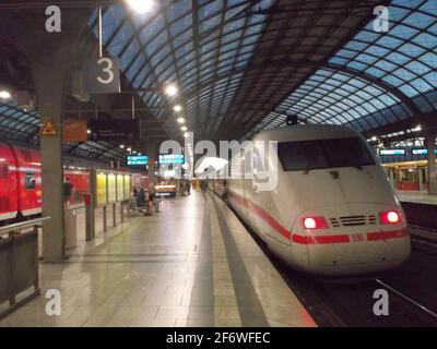 ICE am Abend im Bahnhof Berlin-Spandau Stockfoto