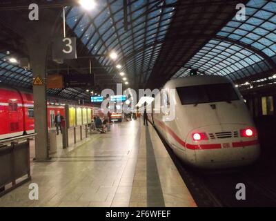 ICE am Abend im Bahnhof Berlin-Spandau Stockfoto