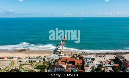 Luftaufnahme eines Piers mit Meer und Meer für Reisen und Urlaub. Stockfoto