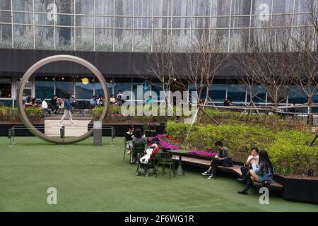 Seoul, Südkorea. April 2021. In der I Park Mall in Seoul sitzen Menschen und entspannen sich. (Foto von © Simon Shin/SOPA Images/Sipa USA) Quelle: SIPA USA/Alamy Live News Stockfoto