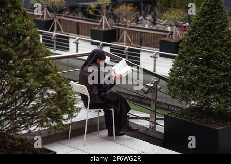 Seoul, Südkorea. April 2021. Eine Frau liest ein Buch in der I Park Mall in Seoul. (Foto von © Simon Shin/SOPA Images/Sipa USA) Quelle: SIPA USA/Alamy Live News Stockfoto