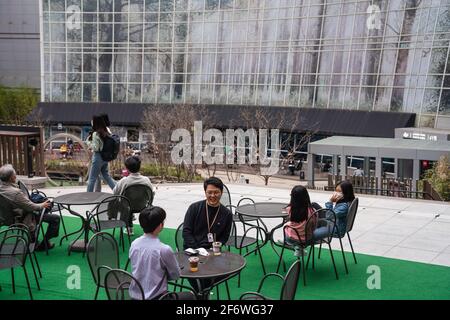 Seoul, Südkorea. April 2021. In der I Park Mall in Seoul sitzen Menschen und entspannen sich. (Foto von © Simon Shin/SOPA Images/Sipa USA) Quelle: SIPA USA/Alamy Live News Stockfoto