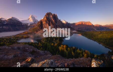 Die Landschaft des Mount Assiniboine, der Königin der kanadischen Rockies, British Columbia, Kanada, Blick vom Nub Peak Stockfoto