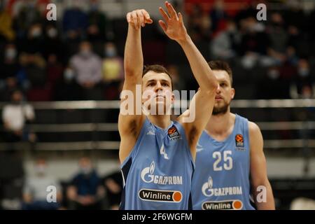 St. Petersburg, Russland. April 2021. Kevin Pangos (4) von Zenit in Aktion während der 2020/2021 Turkish Airlines EuroLeague regulären Saison Runde 33, Spiel zwischen BC ASVEL Villeurbanne und Zenit St. Petersburg in der Sibur Arena. (Endnote; Zenit St. Petersburg 87:53 ASVEL Villeurbanne) (Foto: Maksim Konstantinov/SOPA Image/Sipa USA) Quelle: SIPA USA/Alamy Live News Stockfoto