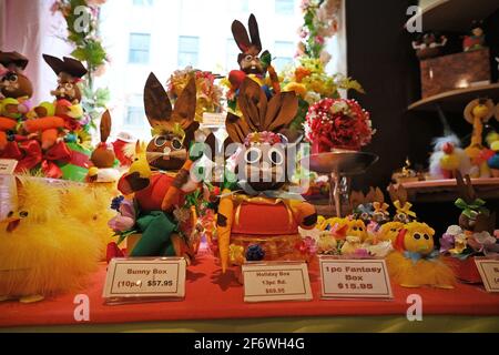 New York, USA. April 2021. Schokoladenverpackungen mit Osterhasen sind im Teuscher Chocolatier-Geschäft im Rockefeller Center in New York, NY, am 2. April 2021 zu sehen. New York, NY, 2. April 2021. (Foto von Anthony Behar/Sipa USA) Quelle: SIPA USA/Alamy Live News Stockfoto