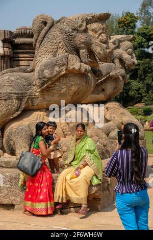 Konark, Indien - Februar 2021: Eine Familie, die am 12. Februar 2021 im Sonnentempel in Konark, Odisha, Indien, ein Foto macht. Stockfoto