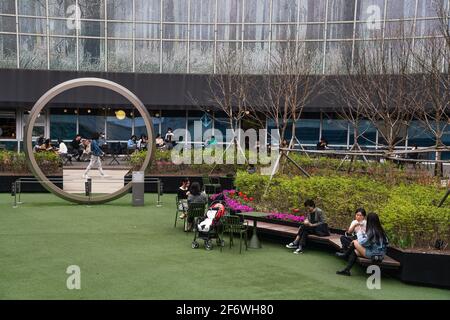 Seoul, Südkorea. April 2021. In der I Park Mall in Seoul sitzen Menschen und entspannen sich. Kredit: SOPA Images Limited/Alamy Live Nachrichten Stockfoto