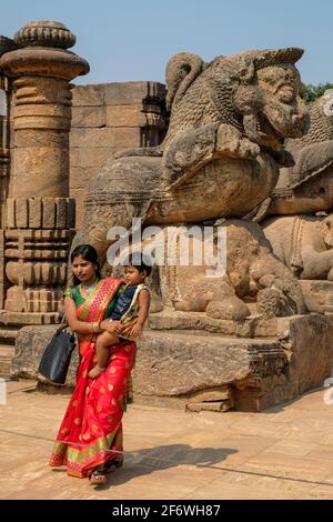 Konark, Indien - 2021. Februar: Eine Frau mit ihrer Tochter besucht am 12. Februar 2021 den Sonnentempel in Konark, Odisha, Indien. Stockfoto