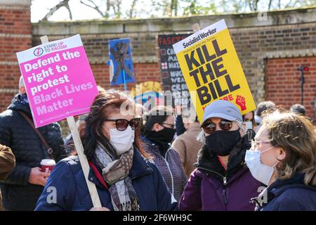 London, Großbritannien. April 2021. Demonstranten hielten Plakate, die ihre Meinung während einer Demonstration vor dem Finsbury Park im Norden Londons zum Thema „Kill the Bill“ äußerten, um gegen das Gesetz 2021 von Polizei, Kriminalität, Verurteilung und Gerichten zu protestieren, das derzeit dem Parlament vorliegt. Der vorgeschlagene Gesetzentwurf würde der Polizei in England und Wales mehr Macht geben, gewaltfreie Proteste unter Bedingungen zu stellen. Kredit: SOPA Images Limited/Alamy Live Nachrichten Stockfoto