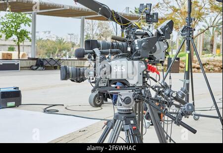 Tel Aviv - Israel, 11. März 2021: Professionelle Ausrüstung für die Dreharbeiten von TV-Shows und Filmen. Camcorder auf Stativ. Stockfoto