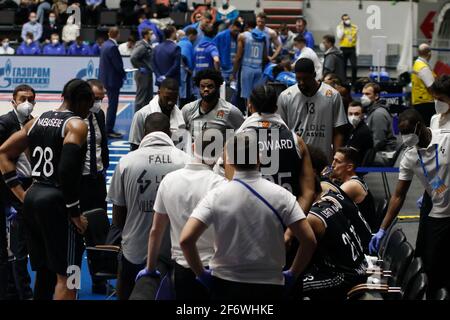 St. Petersburg, Russland. April 2021. Will Thomas (10) von Zenit und Ivan Ukhov (7) von ASVEL Villeurbanne in Aktion während der 2020/2021 Turkish Airlines EuroLeague regulären Saison Runde 33, Spiel zwischen BC ASVEL Villeurbanne und Zenit St. Petersburg in der Sibur Arena.(Endstand; Zenit St. Petersburg 87:53 ASVEL Villeurbanne) Kredit: SOPA Images Limited/Alamy Live News Stockfoto