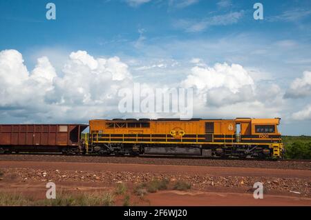 Lokomotive für die Ghan Railway wartet am Berrimah Terminal außerhalb von Darwin, Northern Territory, Australien Stockfoto