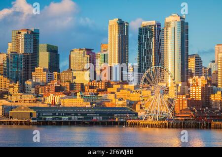 Seattle ist ein wichtiger Küstenhafen und der Sitz von King County im US-Bundesstaat Washington Stockfoto