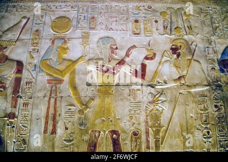 Altägyptische Hieroglyphen-Schnitzerei auf einer Innenwand des Tempels von Abydos. Zeigt die Göttin Hathor auf der linken Seite, den gott Osiris o Stockfoto