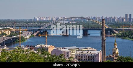 Kiew, Ukraine 07.11.2020. Draufsicht auf Kiew von der Seite der Andriyivskyy-Abfahrt, Ukraine, an einem sonnigen Sommermorgen Stockfoto