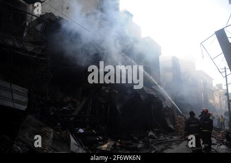 Blick auf den Veranstaltungsort nach einem Brand, der ausbrach, als die Feuerwehrbeamten seit gestern versuchen, das Feuer auf dem Urdu Bazar in Rawalpindi zu löschen.EIN riesiges Feuer brach auf dem Urdu Bazaar von Rawalpindi aus. Mehr als zehn Feuerwehrfahrzeuge der Wasser- und Abwasserbehörde (WASA) kämpfen vor Ort um die Flammen. Beamte meldeten, dass das Feuer so intensiv ist, dass es über 20 Geschäfte erfasst hat und sich weiter auf die nahe gelegenen Geschäfte ausbreitet. (Foto von Zubair Abbasi/Pacific Press) Stockfoto