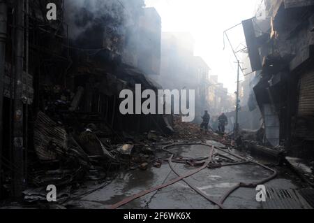 Blick auf den Veranstaltungsort nach einem Brand, der ausbrach, als die Feuerwehrbeamten seit gestern versuchen, das Feuer auf dem Urdu Bazar in Rawalpindi zu löschen.EIN riesiges Feuer brach auf dem Urdu Bazaar von Rawalpindi aus. Mehr als zehn Feuerwehrfahrzeuge der Wasser- und Abwasserbehörde (WASA) kämpfen vor Ort um die Flammen. Beamte meldeten, dass das Feuer so intensiv ist, dass es über 20 Geschäfte erfasst hat und sich weiter auf die nahe gelegenen Geschäfte ausbreitet. (Foto von Zubair Abbasi/Pacific Press) Stockfoto