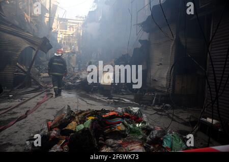 Blick auf den Veranstaltungsort nach einem Brand, der ausbrach, als die Feuerwehrbeamten seit gestern versuchen, das Feuer auf dem Urdu Bazar in Rawalpindi zu löschen.EIN riesiges Feuer brach auf dem Urdu Bazaar von Rawalpindi aus. Mehr als zehn Feuerwehrfahrzeuge der Wasser- und Abwasserbehörde (WASA) kämpfen vor Ort um die Flammen. Beamte meldeten, dass das Feuer so intensiv ist, dass es über 20 Geschäfte erfasst hat und sich weiter auf die nahe gelegenen Geschäfte ausbreitet. (Foto von Zubair Abbasi/Pacific Press) Stockfoto