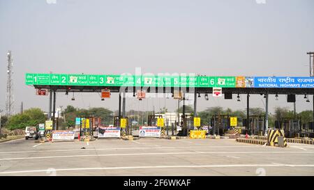 30. März 2021- Akhepura, Sikar, Indien. Geschlossene autobahnmautstelle während des anhaltenden Protestes der Bauern gegen die Gesetze des Center zur Agrarreform in Sikar Stockfoto