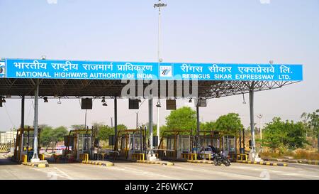 30. März 2021- Akhepura, Sikar, Indien. Jaipur Sikar Expressway Maut plaza, Checkpoint auf der Schnellstraße und Rush Hour. Stockfoto