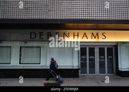 Aktenfoto vom 6/2/2021 von einer Person, die an geschlossenen Türen und leeren Schaufenstern im geschlossenen Debenhams-Laden in der Oxford Street, London, vorbeigeht. Seit die Geschäfte vor einem Jahr zum ersten Mal gezwungen wurden, ihre Türen zu schließen, sind im Blutbad des Einzelhandels fast 190,000 Arbeitsplätze verloren gegangen, so neue Zahlen. Ausgabedatum: Samstag, 3. April 2021. Stockfoto