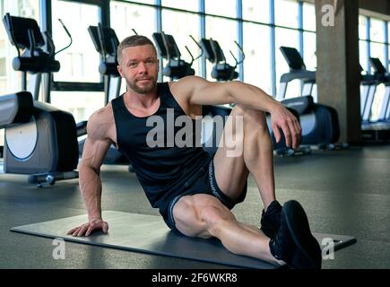 Mann mit Krafttraining im Fitness-Studio-Ausrüstung-Sport-club Stockfoto