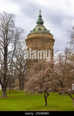 Der alte Wasserturm in der Nähe des Stadtzentrums ist eines der meistfotografierten Wahrzeichen Mannheims. Stockfoto