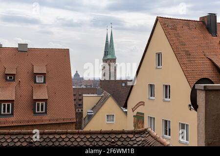 Die Altstadt von Nürnberg ist eine Mischung aus historischen und modernen Gebäuden. Die beste Aussicht auf das Stadtzentrum hat man vom Schlossberg aus. Stockfoto