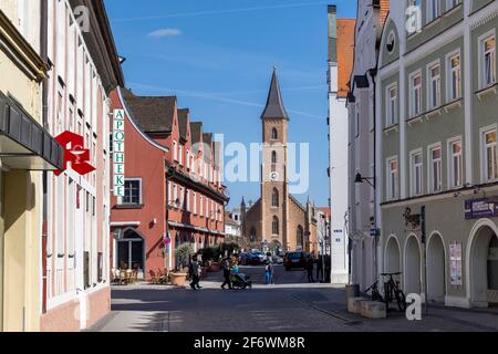 Süddeutschland ist ein sehr religiöses Gebiet. In der bayerischen Stadt Ingolstadt stehen mehrere Kirchen dicht beieinander. Stockfoto