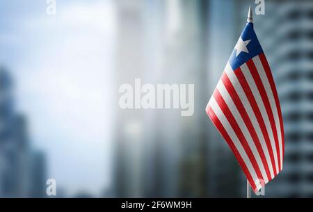 Eine kleine Flagge Liberias auf dem Hintergrund eines Unscharfer Hintergrund Stockfoto