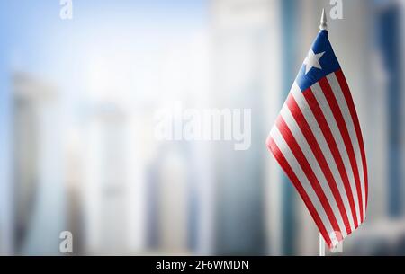 Eine kleine Flagge Liberias auf dem Hintergrund eines Unscharfer Hintergrund Stockfoto