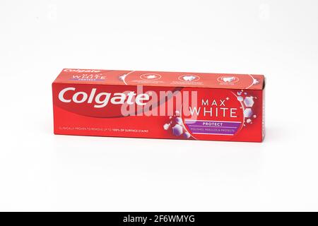 Eine Schachtel mit Colgate Max White Zahnpasta Stockfoto