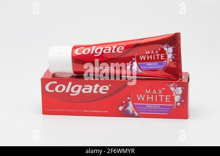 Eine Schachtel und eine Tube Colgate Max White Zahnpasta Stockfoto