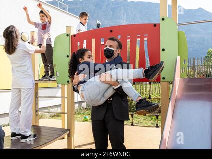 Der französische Präsident Emmanuel Macron besucht am 2. April 2021 die Abteilung für Störungen des Autismus-Spektrums (ASD) im Alpes-Isere-Krankenhaus in Saint-Egreve. Foto von Konrad K./Pool/ABACAPRESS.COM Stockfoto